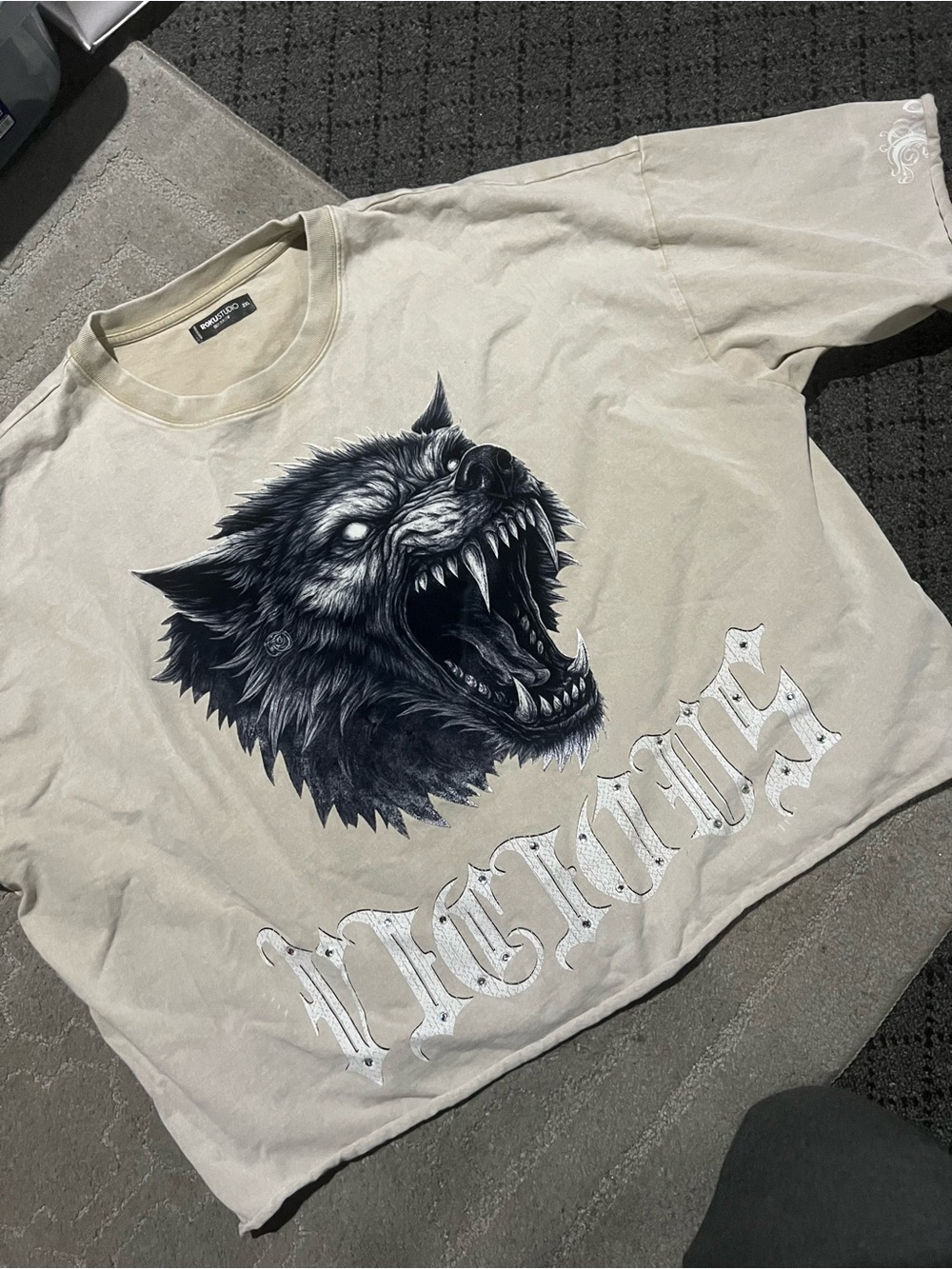 Xl men’s crop fitted tee Unbranded Beige Dog Graphic Tee with Fierce Wolf Print